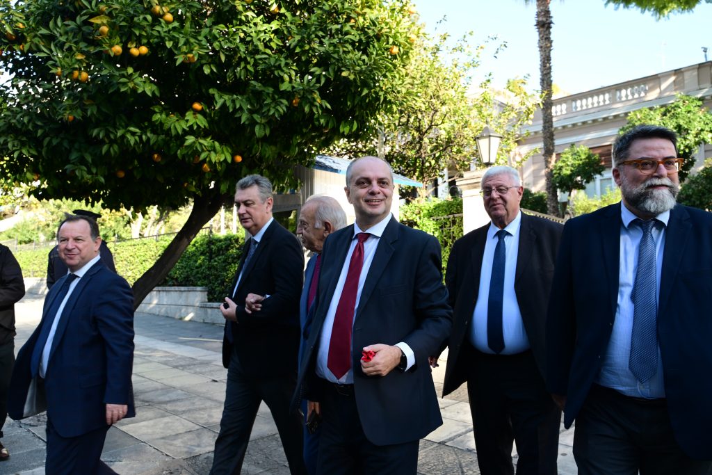 Στο Μαξίμου οι βουλευτές της ΝΔ μετά από κάλεσμα Μητσοτάκη – Οι ευχές, οι συζητήσεις και το ασημένιο γούρι