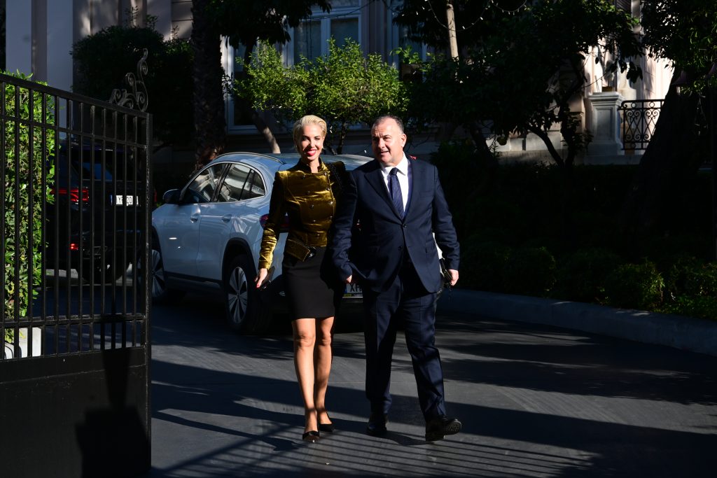 Στο Μαξίμου οι βουλευτές της ΝΔ μετά από κάλεσμα Μητσοτάκη – Οι ευχές, οι συζητήσεις και το ασημένιο γούρι