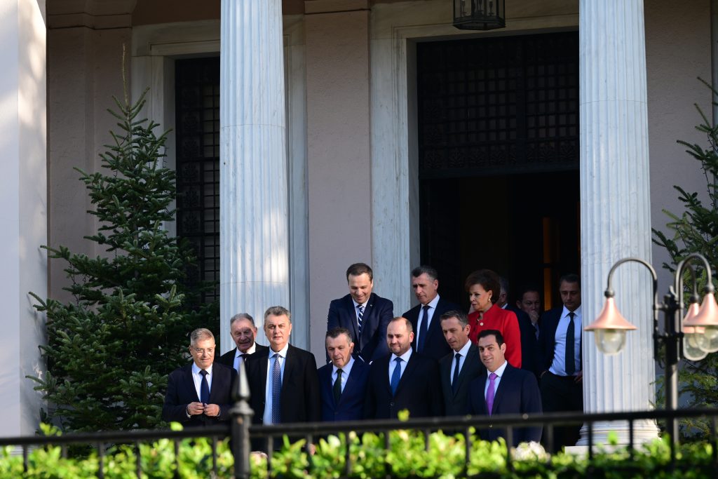 Στο Μαξίμου οι βουλευτές της ΝΔ μετά από κάλεσμα Μητσοτάκη – Οι ευχές, οι συζητήσεις και το ασημένιο γούρι