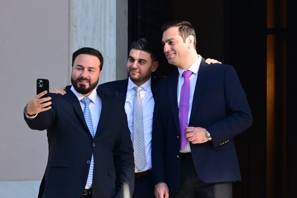 Στο Μαξίμου οι βουλευτές της ΝΔ μετά από κάλεσμα Μητσοτάκη – Οι ευχές, οι συζητήσεις και το ασημένιο γούρι