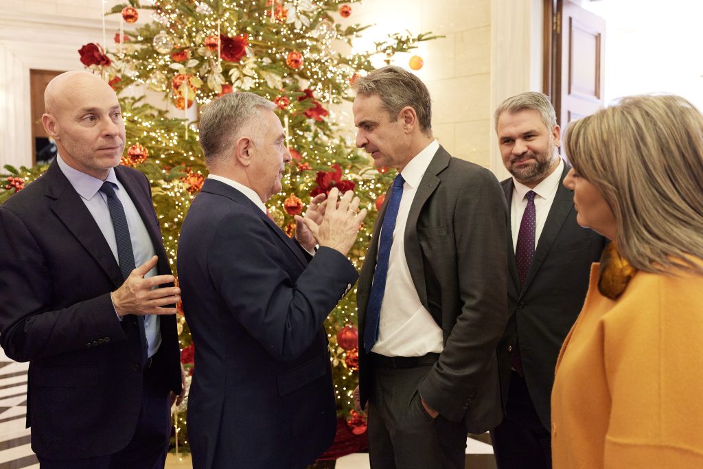 Στο Μαξίμου οι βουλευτές της ΝΔ μετά από κάλεσμα Μητσοτάκη – Οι ευχές, οι συζητήσεις και το ασημένιο γούρι