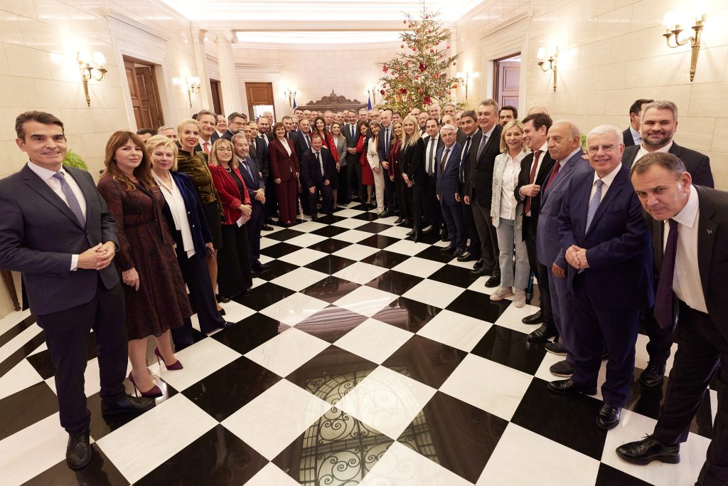 Στο Μαξίμου οι βουλευτές της ΝΔ μετά από κάλεσμα Μητσοτάκη – Οι ευχές, οι συζητήσεις και το ασημένιο γούρι