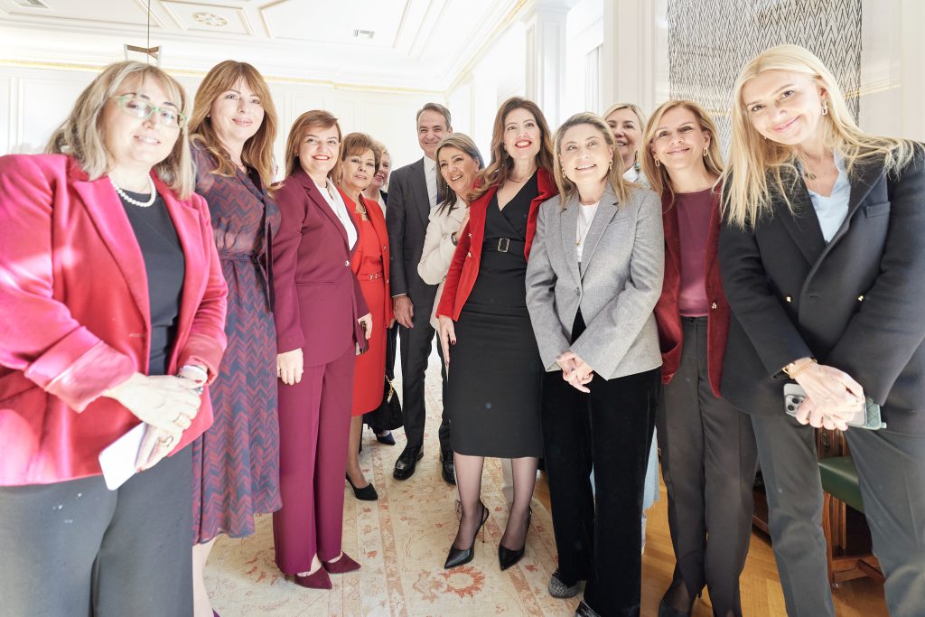 Στο Μαξίμου οι βουλευτές της ΝΔ μετά από κάλεσμα Μητσοτάκη – Οι ευχές, οι συζητήσεις και το ασημένιο γούρι