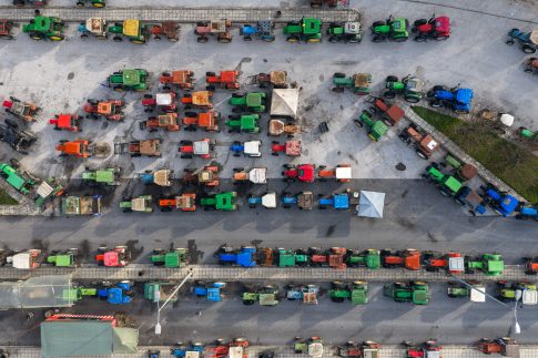 Θεσσαλονίκη: Άφησαν τα ανήλικα παιδιά τους να κοιμούνται σε αυλή νεόκτιστου σπιτιού