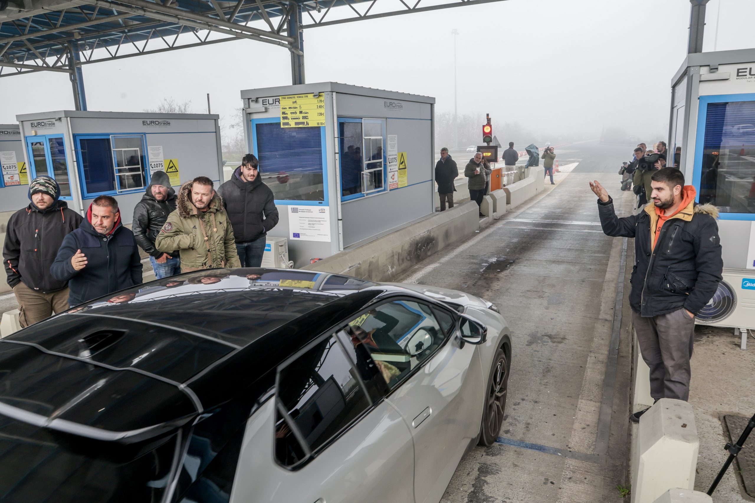 Συνεχίζεται και σήμερα το άνοιγμα των διοδίων από τους αγρότες – Συνελεύσεις προκειμένου να αποφασίσουν τις επόμενες κινήσεις τους
