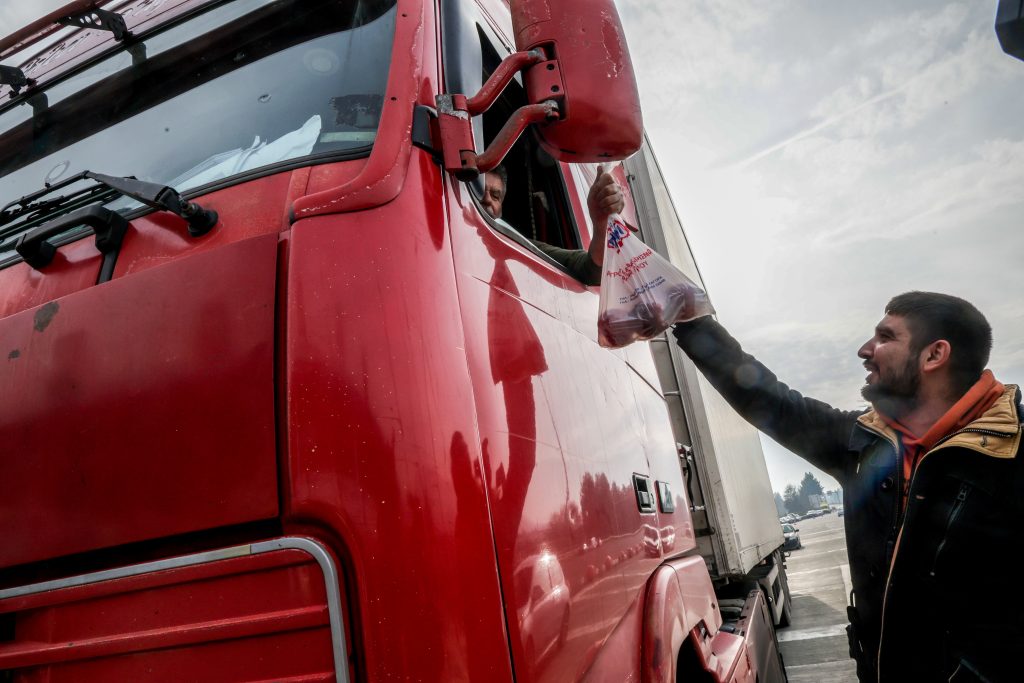 Γιορτές στα μπλόκα με ανοιχτά διόδια, λένε οι αγρότες – Δικογραφία στα Ιωάννινα για το σήκωμα μπαρών