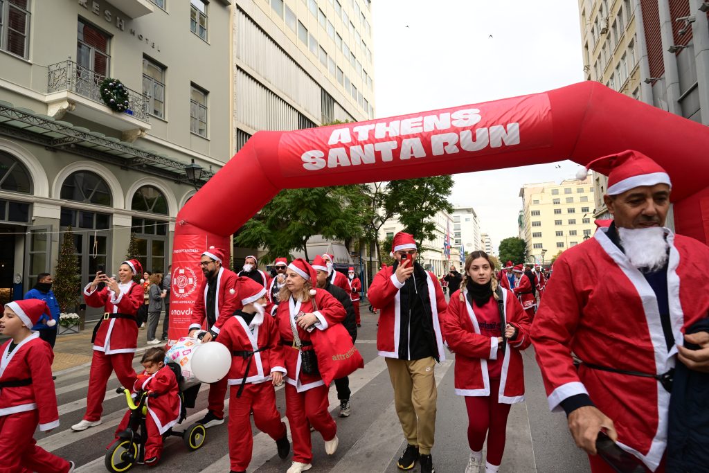 Athens Santa Run 2025, μια γιορτή αλληλεγγύης και αθλητισμού (εικόνες)