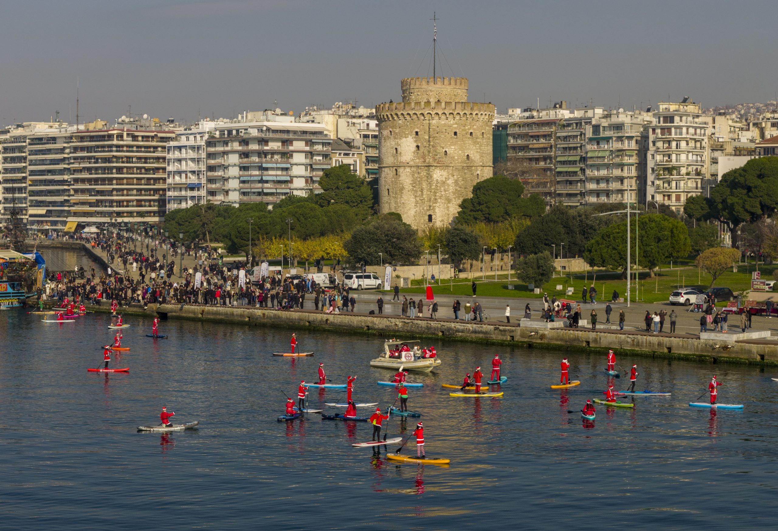 Άι-Βασίληδες εν πλω στη Θεσσαλονίκη «μαγνήτισαν» τα βλέμματα