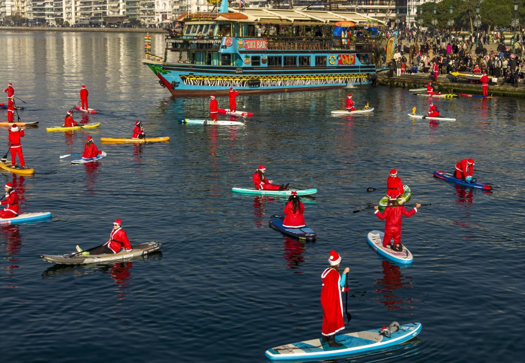 Άι-Βασίληδες εν πλω στη Θεσσαλονίκη «μαγνήτισαν» τα βλέμματα