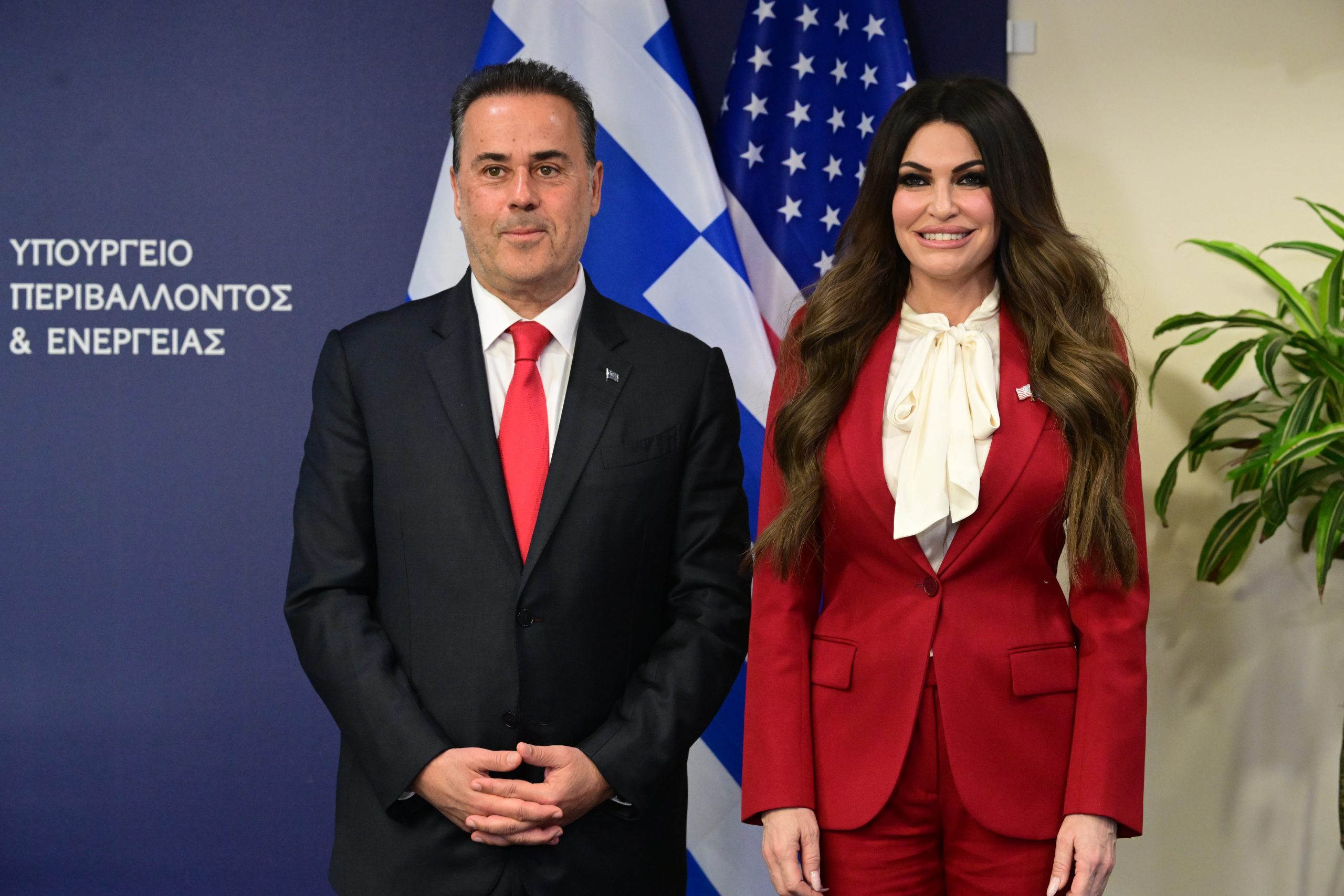 [383266] ΧΡΙΣΤΟΥΓΕΝΝΙΑΤΙΚΑ ΚΑΛΑΝΤΑ ΣΤΟΝ ΥΠΟΥΡΓΟ ΠΕΡΙΒΑΛΛΟΝΤΟΣ ΚΑΙ ΕΝΕΡΓΕΙΑΣ  (ΤΑΤΙΑΝΑ ΜΠΟΛΑΡΗ/EUROKINISSI)