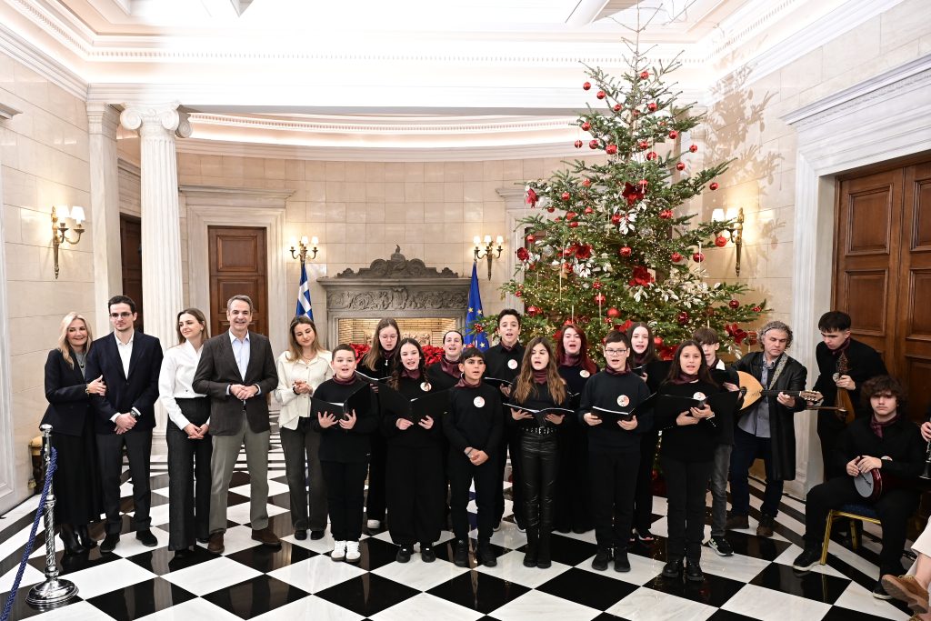 Τα κάλαντα των Χριστουγέννων στον Πρωθυπουργό από το Μουσικό Σχολείο Αλίμου και τον Πολιτιστικό Σύλλογο Ερέτριας «Κωνσταντίνος Κανάρης» (εικόνες)