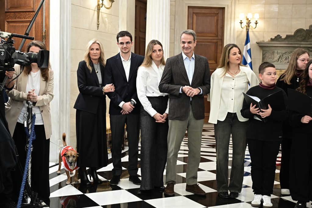 Τα κάλαντα των Χριστουγέννων στον Πρωθυπουργό από το Μουσικό Σχολείο Αλίμου και τον Πολιτιστικό Σύλλογο Ερέτριας «Κωνσταντίνος Κανάρης» (εικόνες)