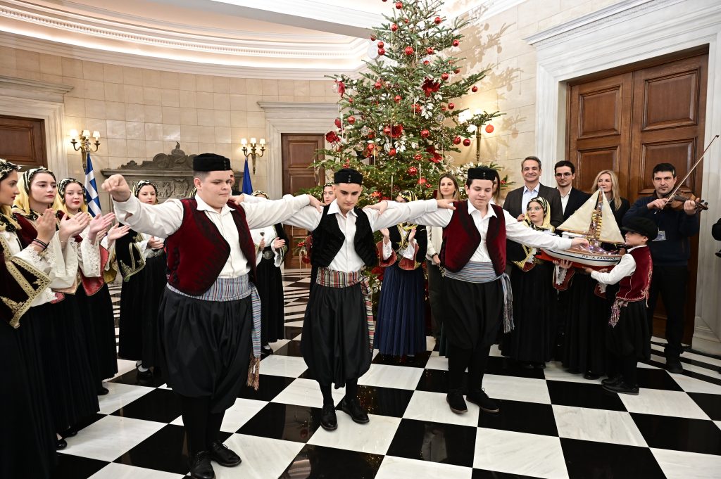 Τα κάλαντα των Χριστουγέννων στον Πρωθυπουργό από το Μουσικό Σχολείο Αλίμου και τον Πολιτιστικό Σύλλογο Ερέτριας «Κωνσταντίνος Κανάρης» (εικόνες)