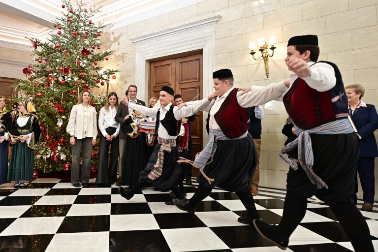 Τα κάλαντα των Χριστουγέννων στον Πρωθυπουργό από το Μουσικό Σχολείο Αλίμου και τον Πολιτιστικό Σύλλογο Ερέτριας «Κωνσταντίνος Κανάρης» (εικόνες)