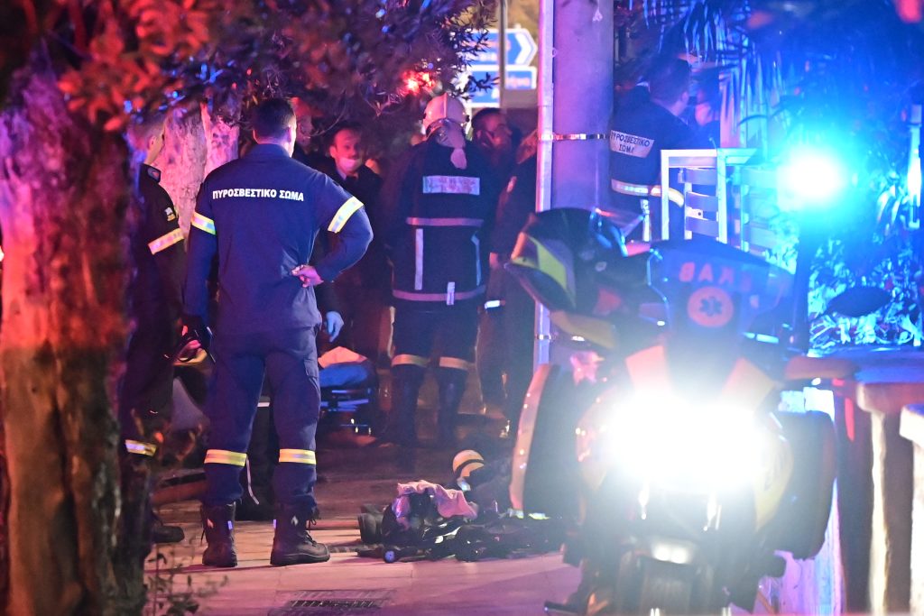 Φωτιά σε διαμέρισμα στην Καλλιθέα – Δύο άτομα εντοπίστηκαν χωρίς τις αισθήσεις τους