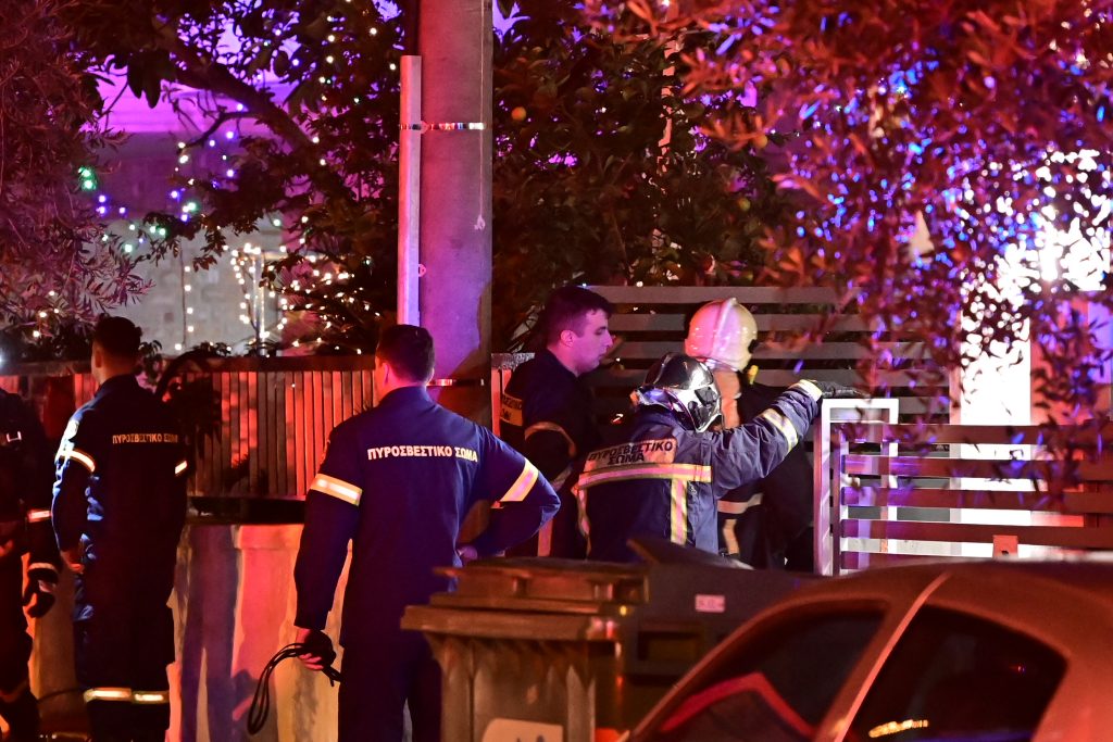 Φωτιά σε διαμέρισμα στην Καλλιθέα – Δύο άτομα εντοπίστηκαν χωρίς τις αισθήσεις τους