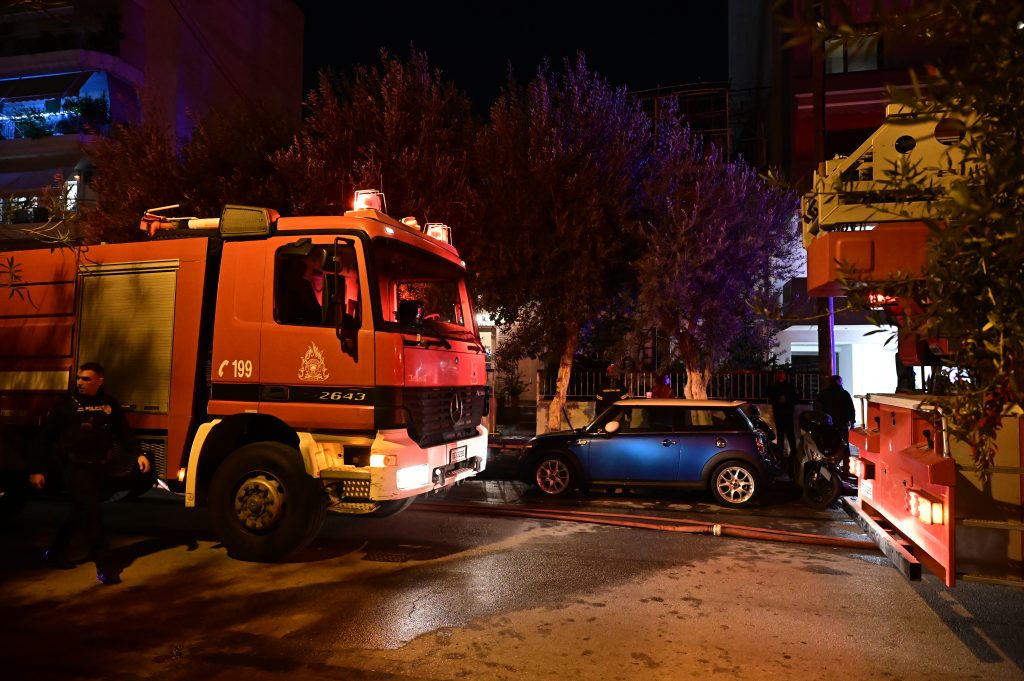 Φωτιά σε διαμέρισμα στην Καλλιθέα – Δύο άτομα εντοπίστηκαν χωρίς τις αισθήσεις τους