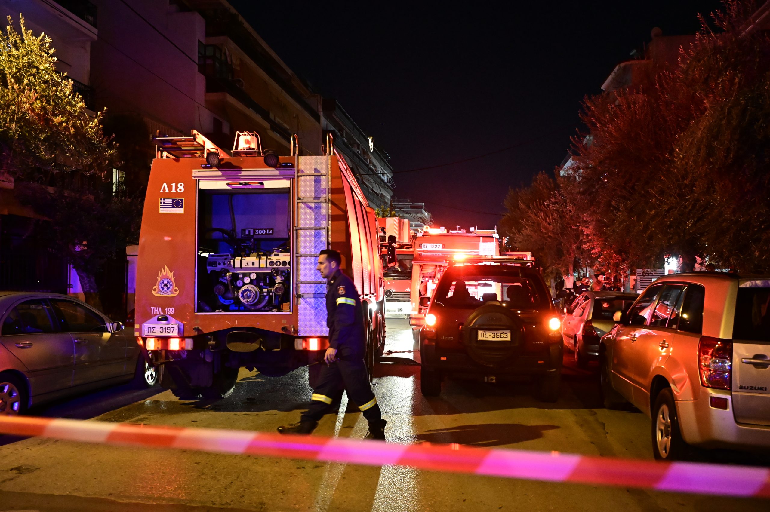 Φωτιά σε διαμέρισμα στην Καλλιθέα – Εντοπίστηκαν δύο άτομα χωρίς τις αισθήσεις τους