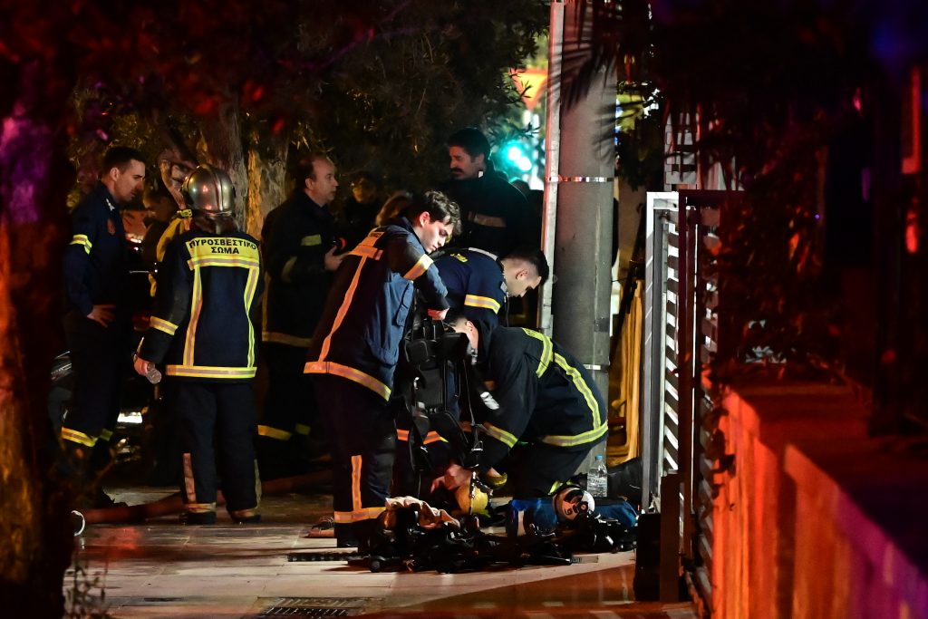 Φωτιά σε διαμέρισμα στην Καλλιθέα – Δύο άτομα εντοπίστηκαν χωρίς τις αισθήσεις τους