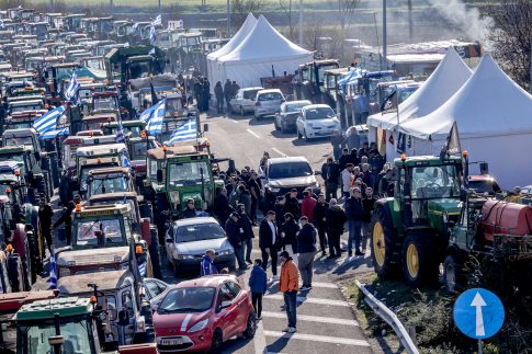 Με ένα εκδρομικό λεωφορείο και φίλους γιόρτασε τα γενέθλιά της η Χαρούλα Αλεξίου
