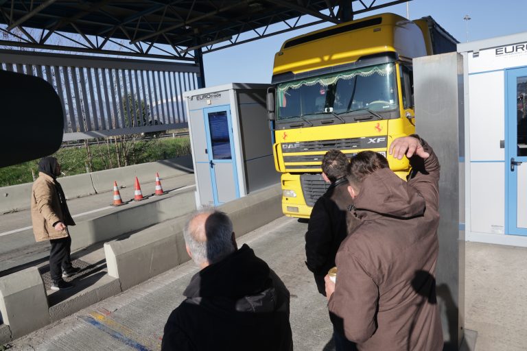 Στα δύο κόβεται η Ελλάδα με αποκλεισμούς και παρακαμπτήριων: Οι αγρότες έκλεισαν επ’ αόριστον την Εθνική Αντιρρίου – Ιωαννίνων