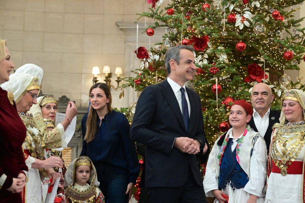 Πρωτοχρονιάτικα κάλαντα στον Πρωθυπουργό