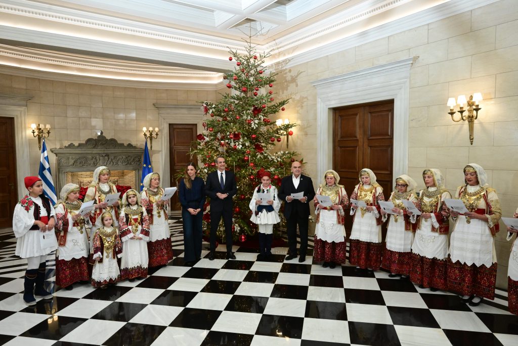Πρωτοχρονιάτικα κάλαντα στον Πρωθυπουργό