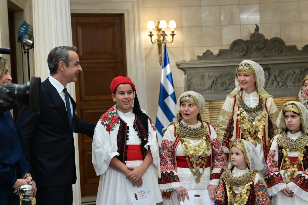 Πρωτοχρονιάτικα κάλαντα στον Πρωθυπουργό