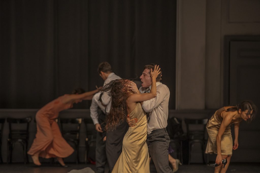 Το εμβληματικό έργο «Kontakthof» της Pina Bausch στο Εθνικό Θέατρο με ελληνικό θίασο