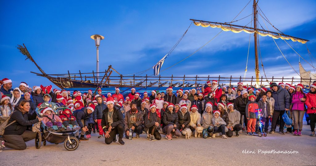 Γιορτινή ατμόσφαιρα στο 8ο Volos Santa Run στην παραλία του Βόλου