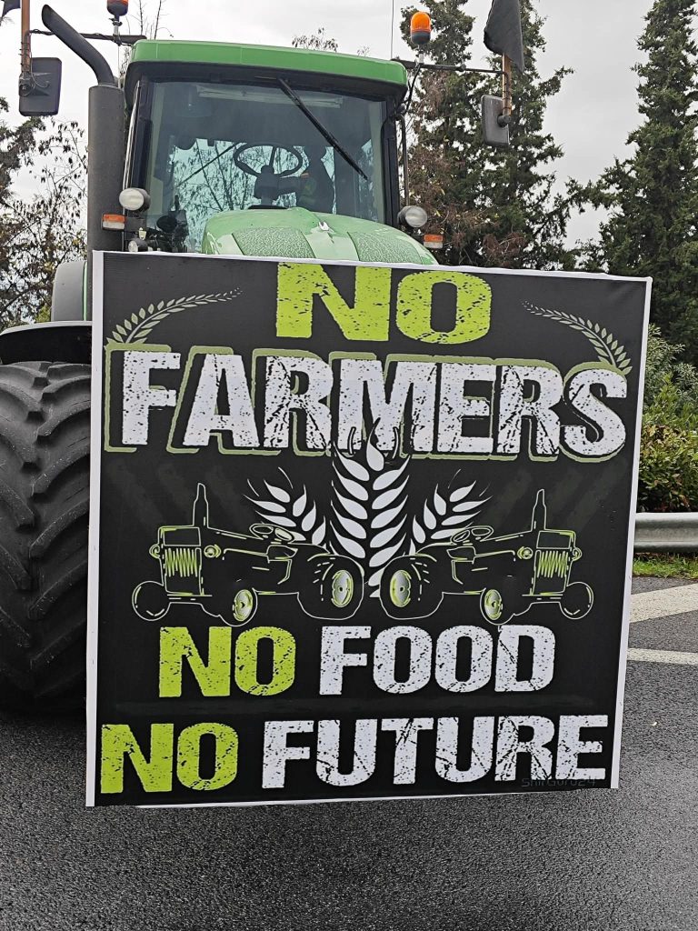 Μπλόκο Μικροθηβών: Καταγγελίες αγροτών για άδειασμα λογαριασμών – Αποφάσεις αύριο στις Σέρρες