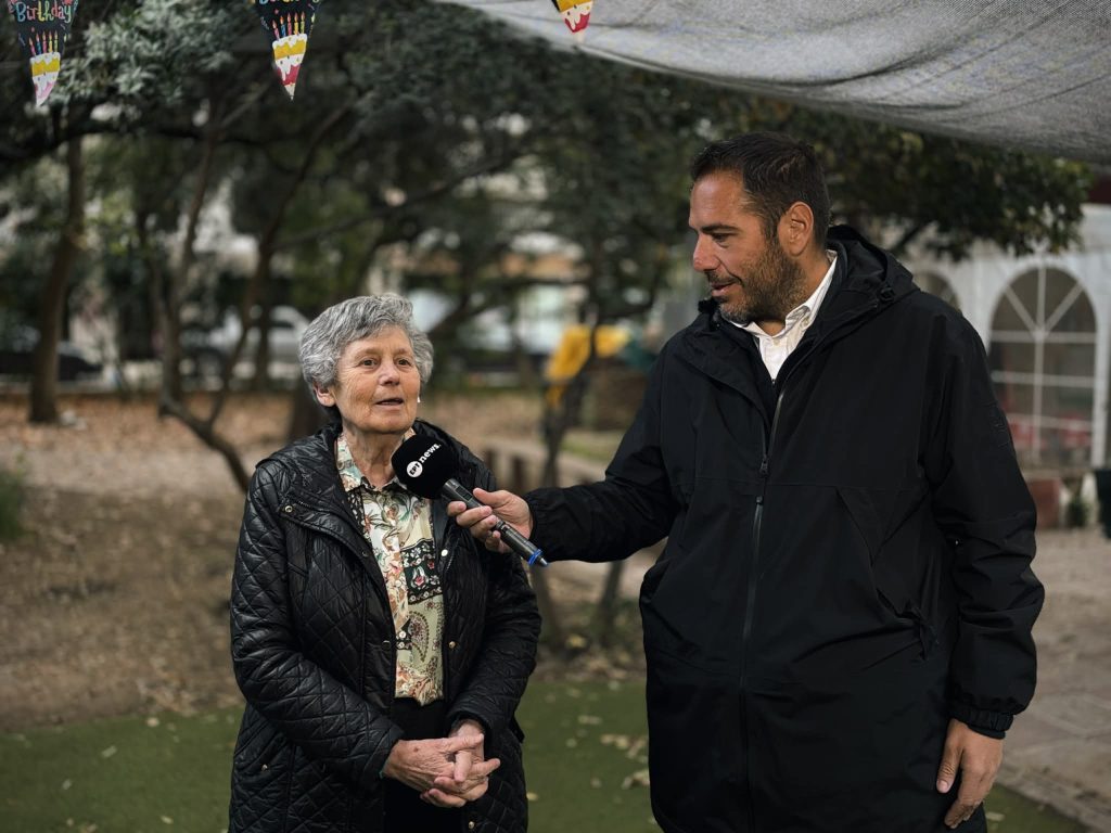 Η «μαμά» των παιδιών στα Χωριά SOS συναντά στο ΕΡΤnews έναν από τους «γιους» της, τον Κυριάκο