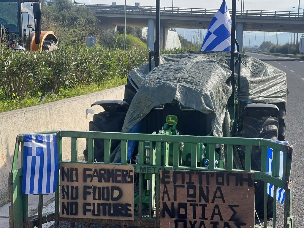 Επ’ αόριστον στους δρόμους οι αγρότες της Μεσσηνίας – Μήνυση κατά παντός υπευθύνου για τις ζημιές στην ελαιοπαραγωγή