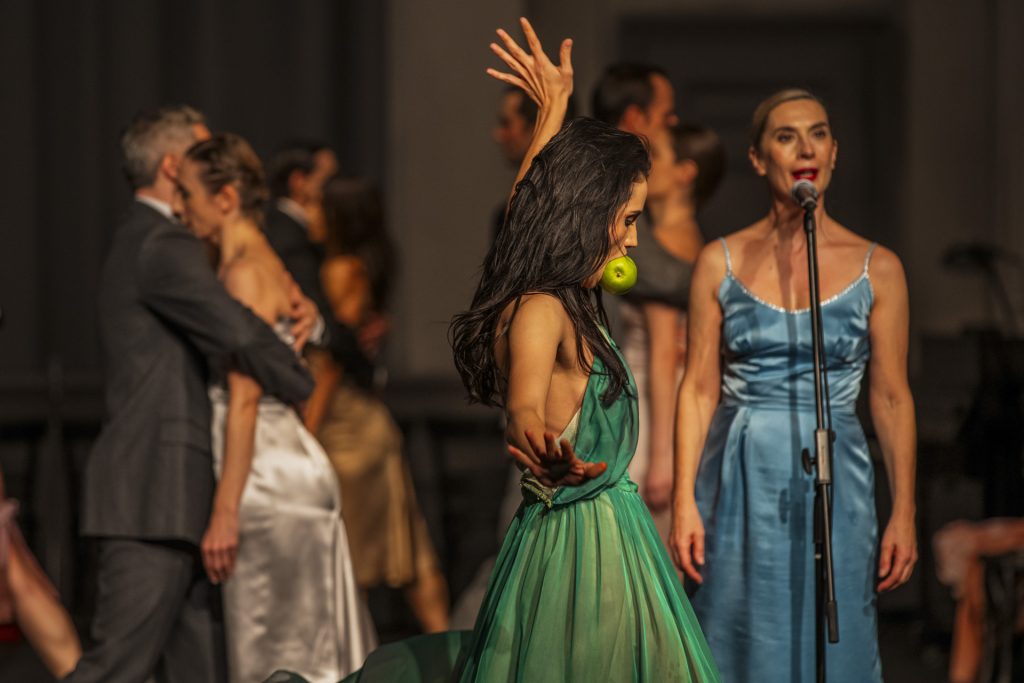 Το εμβληματικό έργο «Kontakthof» της Pina Bausch στο Εθνικό Θέατρο με ελληνικό θίασο