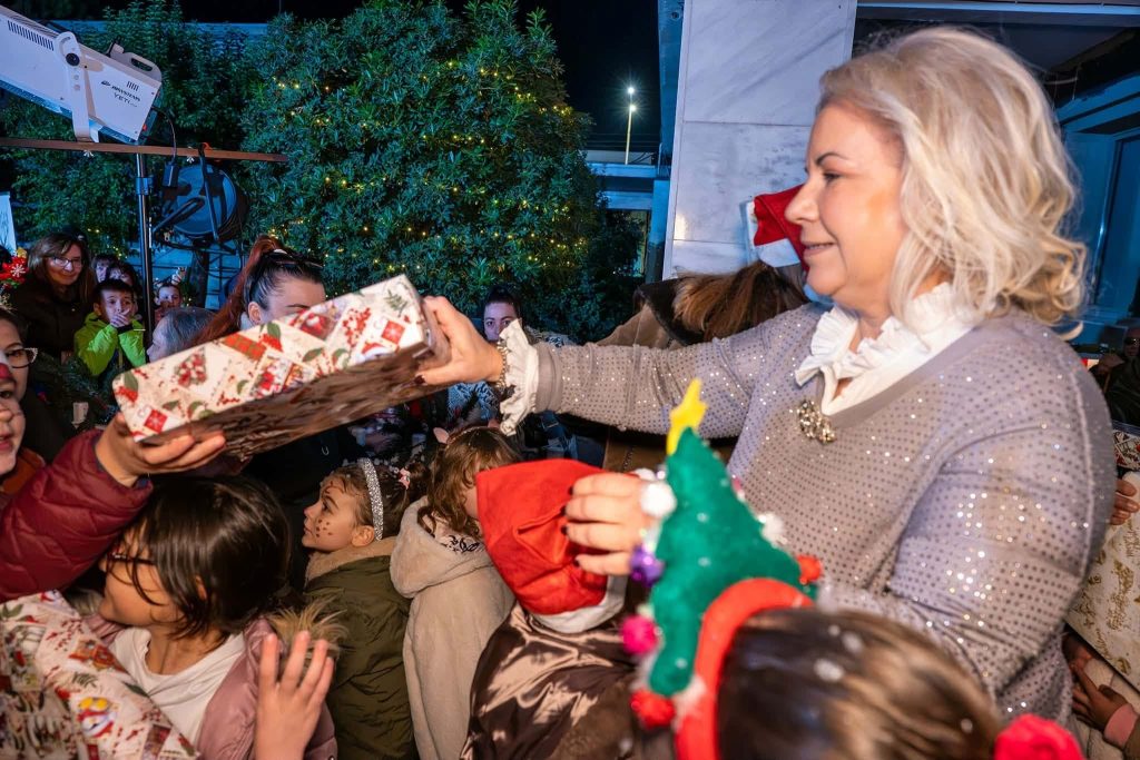 Χριστουγεννιάτικες νότες, χαμόγελα και παιδικές φωνές στο προαύλιο του Διοικητηρίου στον Βόλο
