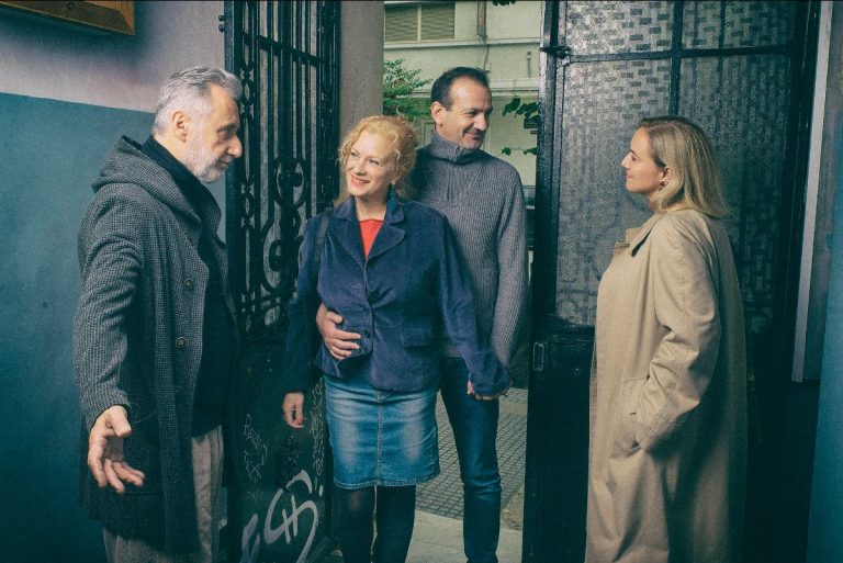 «Οι γείτονες από πάνω» του Cesc Gay στο Φουαγιέ θεάτρου Εταιρείας Μακεδονικών Σπουδών