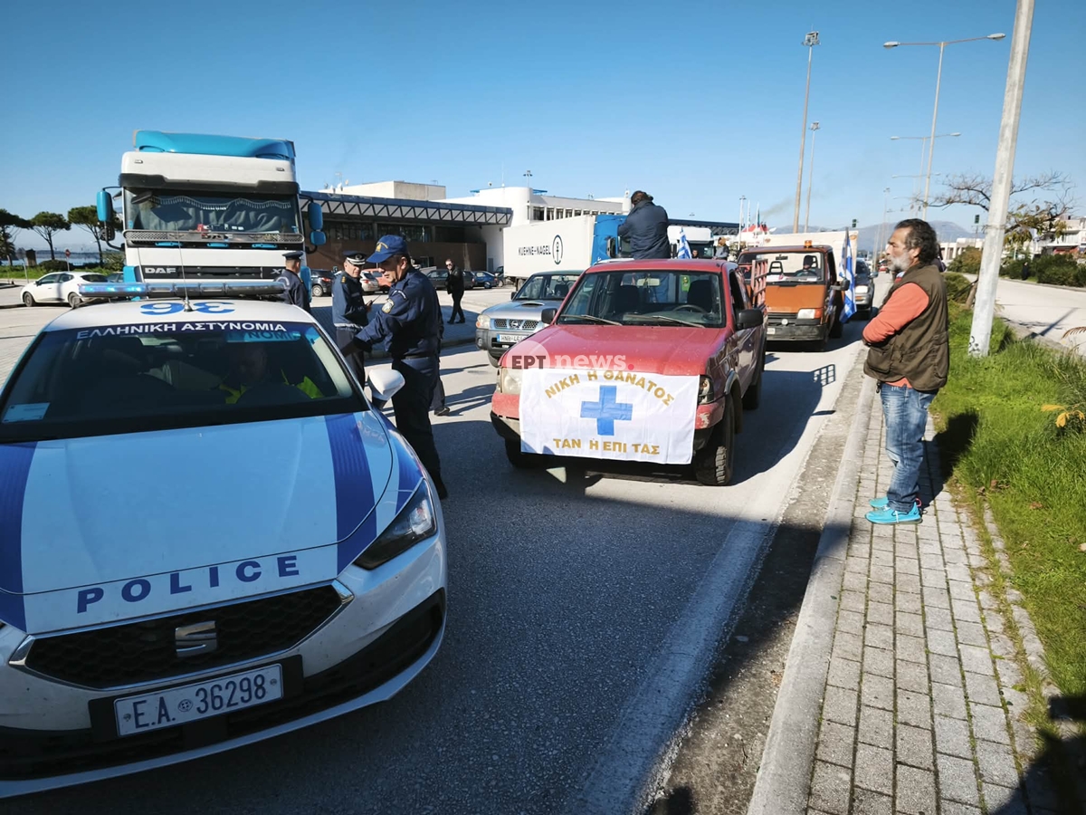 Έφτασαν τα τρακτέρ στο λιμάνι της Ηγουμενίτσας – Με φραγμό απάντησε η Αστυνομία