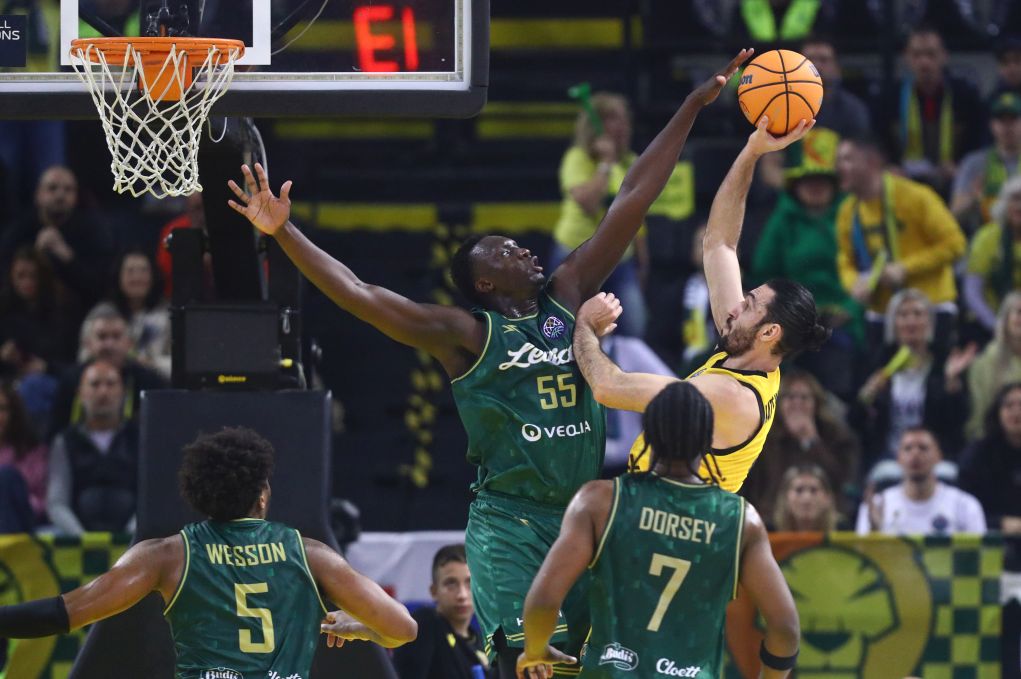 Basketball Champions League: Πρωτιά και πρόκριση στους «16» για την ΑΕΚ που νίκησε μετά κόπων και βασάνων στην παράταση 99-88 την Λέβιτσε