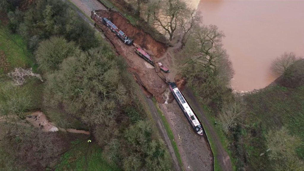 Έπιασαν πάτο: Καθίζηση στράγγιξε κανάλι και τα πλοία «ναυάγησαν» στην ξηρά