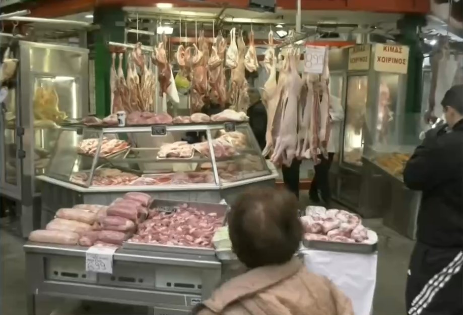 Υπό βροχή οι αγορές της τελευταίας στιγμής στη Θεσσαλονίκη