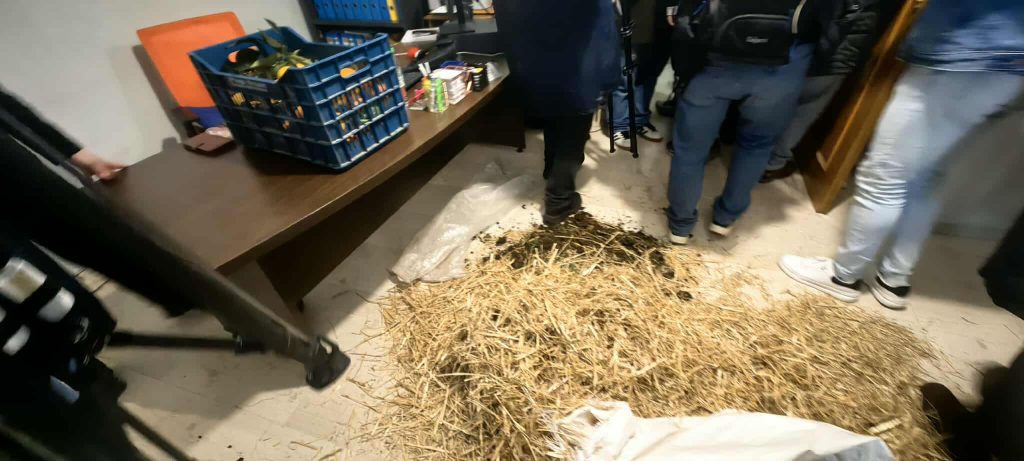 Πορεία αγροτών στο Αγρίνιο – Άφησαν πορτοκάλια, σανό και κοπριά σε γραφεία πολιτικών