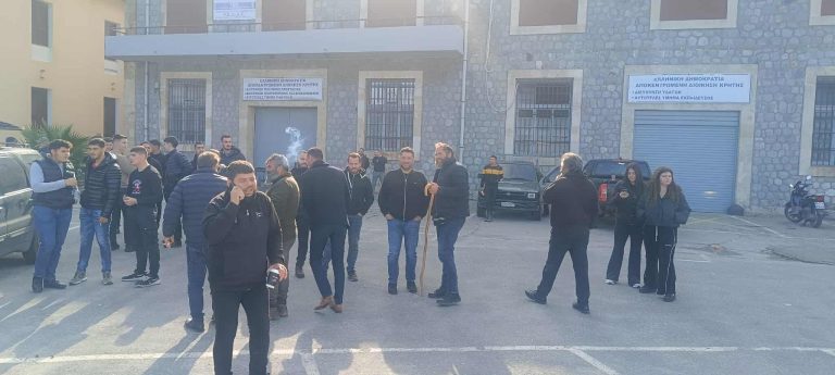 Κατάληψη στην αποκεντρωμένη διοίκηση και την ΑΑΔΕ από τους αγρότες του Ηρακλείου