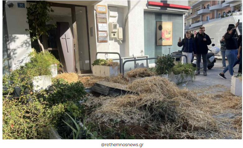 Σε εξέλιξη η κρίσιμη συνεδρίαση των αγροτών για το μέλλον των μπλόκων – Αποφασισμένοι να συνεχίσουν τις κινητοποιήσεις