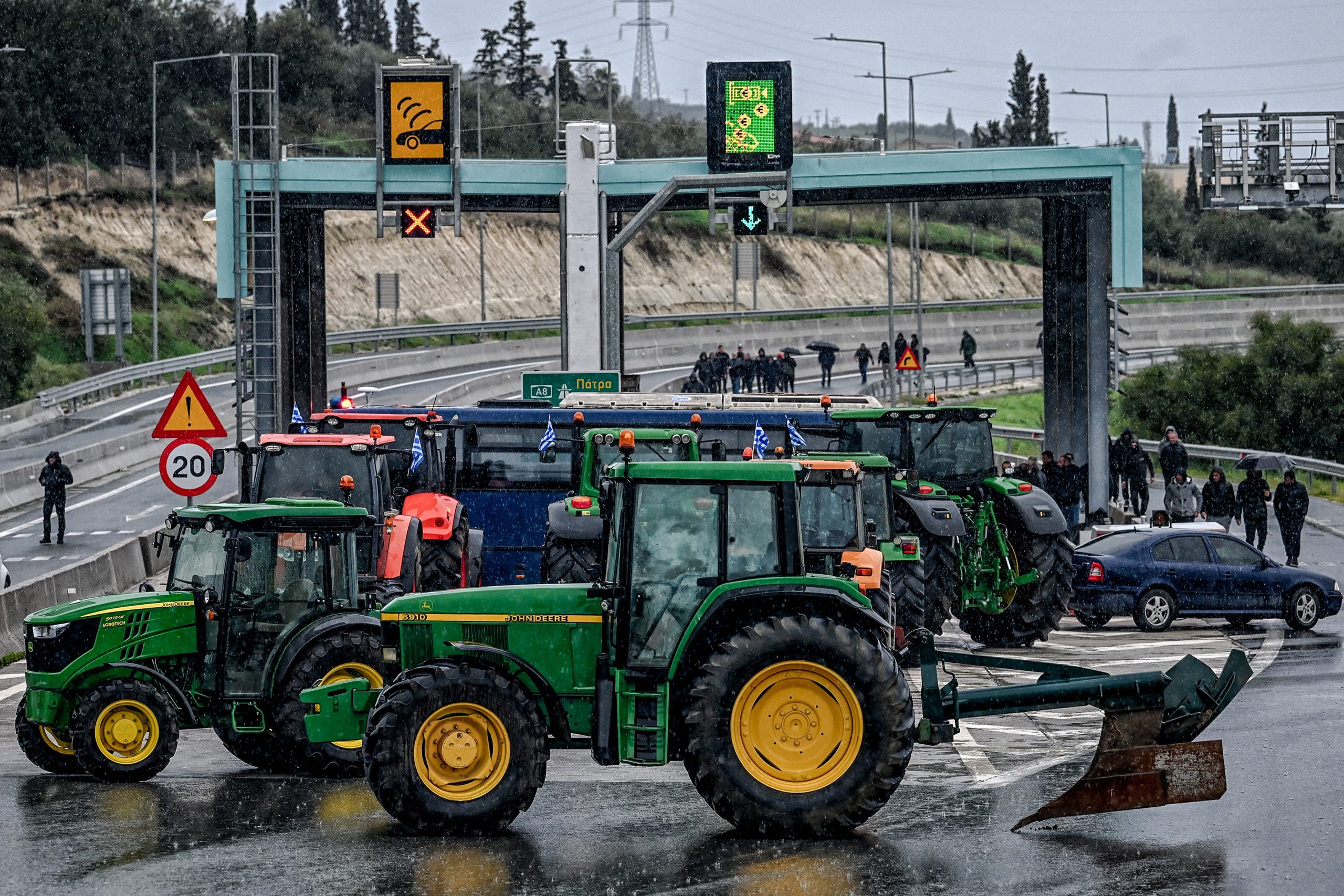 ΜΠΛΟΚΟ ΑΓΡΟΤΩΝ ΣΤΟΝ ΚΟΜΒΟ ΤΟΥ ΚΙΑΤΟΥ ΚΟΡΙΝΘΙΑΣ  (ΒΑΣΙΛΗΣ ΨΩΜΑΣ/EUROKINISSI)