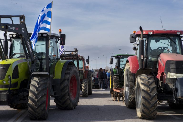 Θεσσαλονίκη: Οι αγρότες απέκλεισαν την κυκλοφορία στην αερογέφυρα της Θέρμης