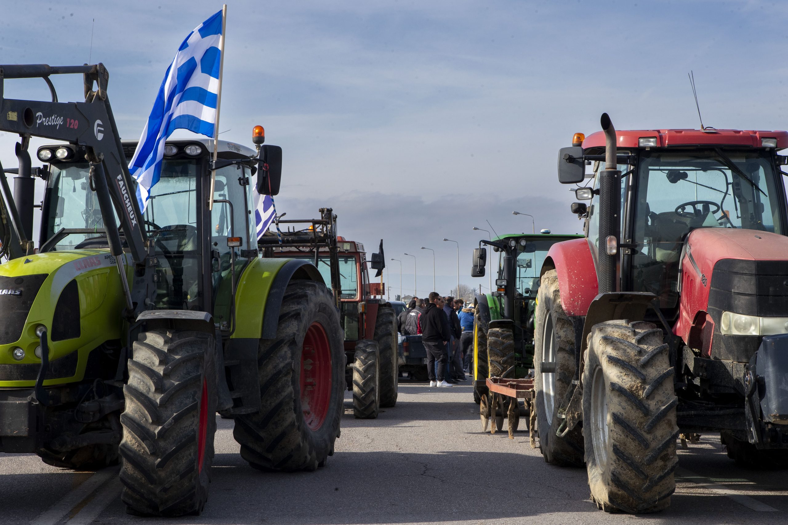 Θεσσαλονίκη: Οι αγρότες απέκλεισαν την κυκλοφορία στην αερογέφυρα της Θέρμης