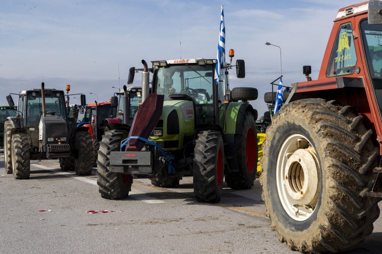 Χαλκιδική: Στήθηκε στη Νικήτη Σιθωνίας το πρώτο μπλόκο μελισσοκόμων και αγροτών μέσα στον νομό