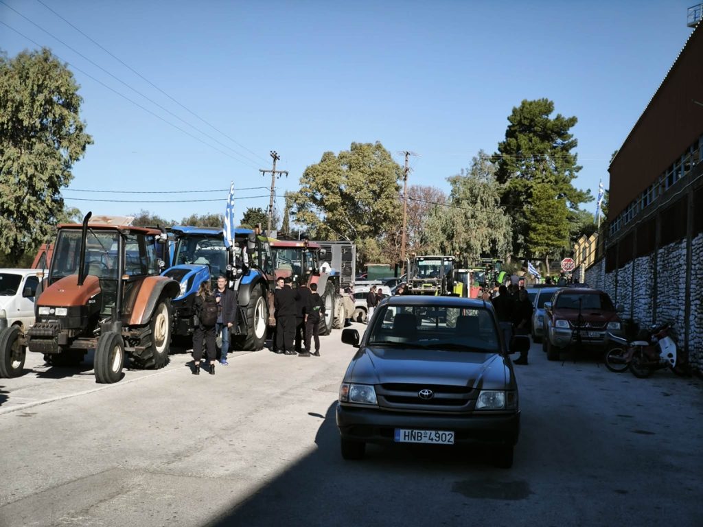 Έφτασαν τα τρακτέρ στο λιμάνι της Ηγουμενίτσας – Με φραγμό απάντησε η Αστυνομία