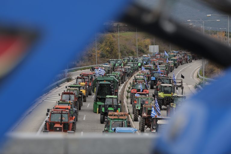Έκλεισαν το τελωνείο των Ευζώνων οι αγρότες – Αποκλεισμός έως τις 10 το βράδυ
