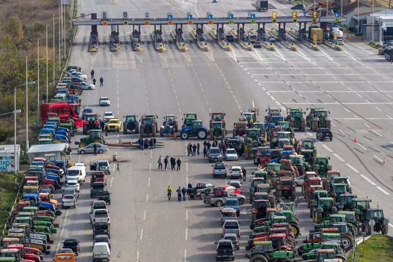 Διόδια Μαλγάρων: Έκλεισαν και τα δύο ρεύματα οι αγρότες